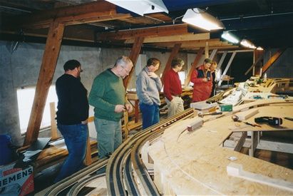 Noen av medlemmene tester spor. (2003)